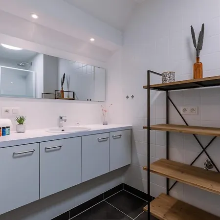 Huswell - Centrally Located With Sunny Terrace *