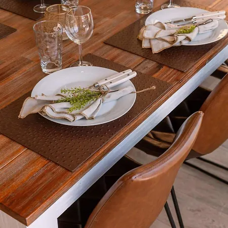 Huswell - Centrally Located With Sunny Terrace شقة