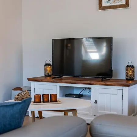 Huswell - Centrally Located With Sunny Terrace Apartment