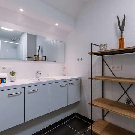Huswell - Centrally Located With Sunny Terrace Apartment