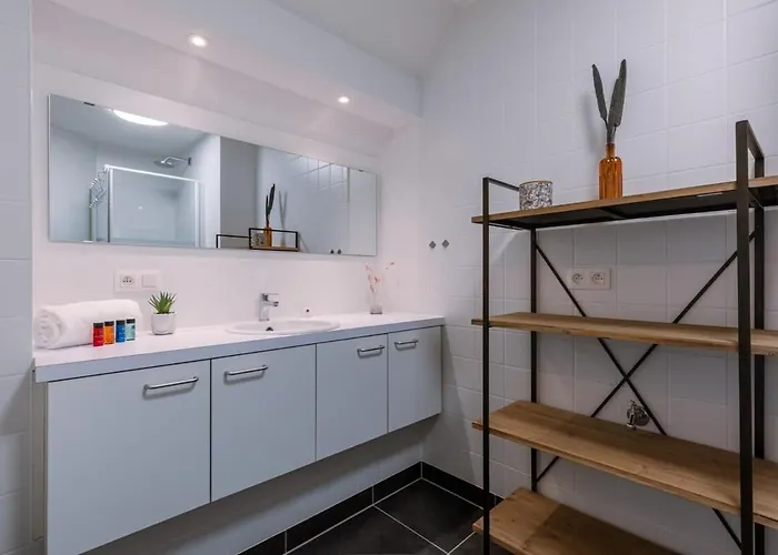 Huswell - Centrally Located With Sunny Terrace *