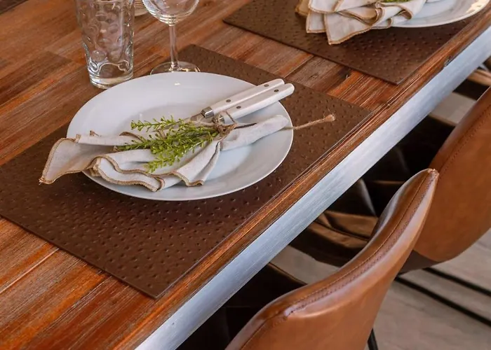 Huswell - Centrally Located With Sunny Terrace Lejlighed